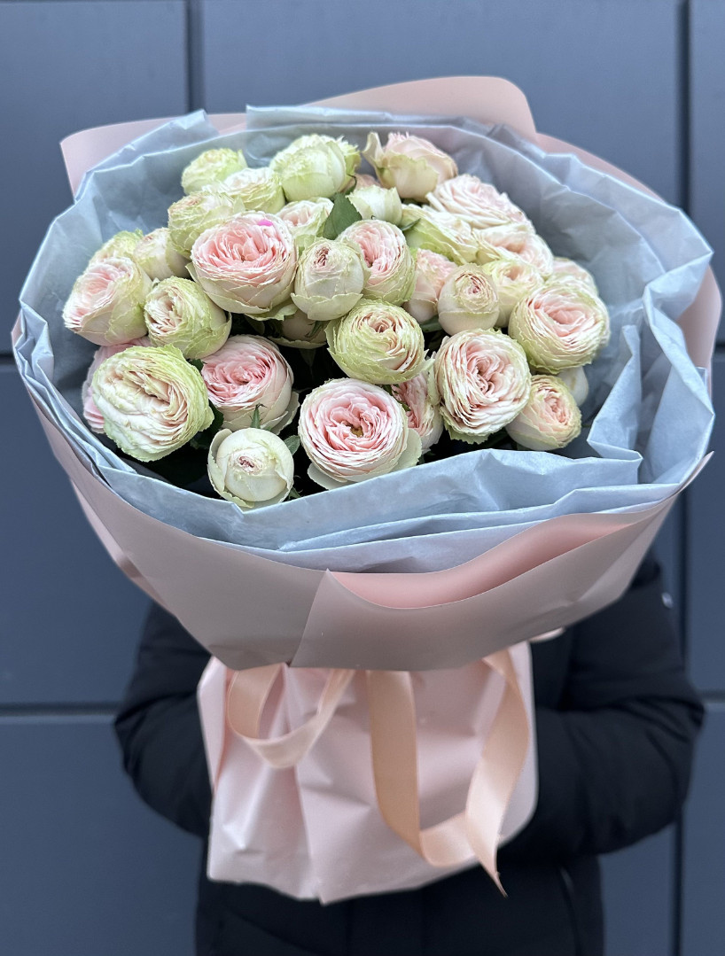 7 веток кустовых роз Свит Жизель (Sweet Giselle)