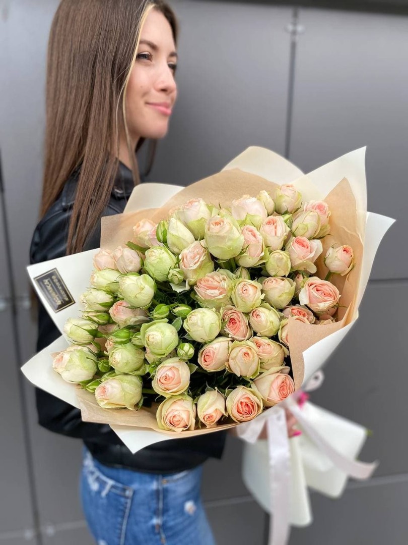 11 веток кустовых роз Кристи (Kristine)