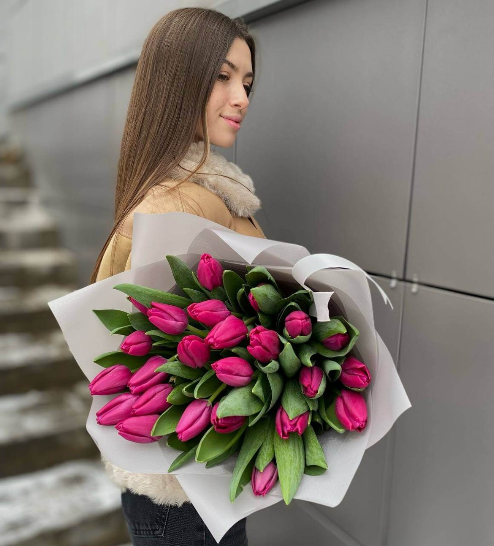 25 ярко розовых тюльпанов