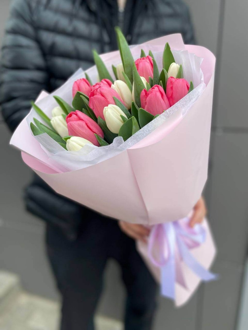 15 разноцветных тюльпанов
