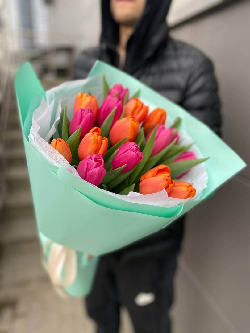 17 разноцветных тюльпанов