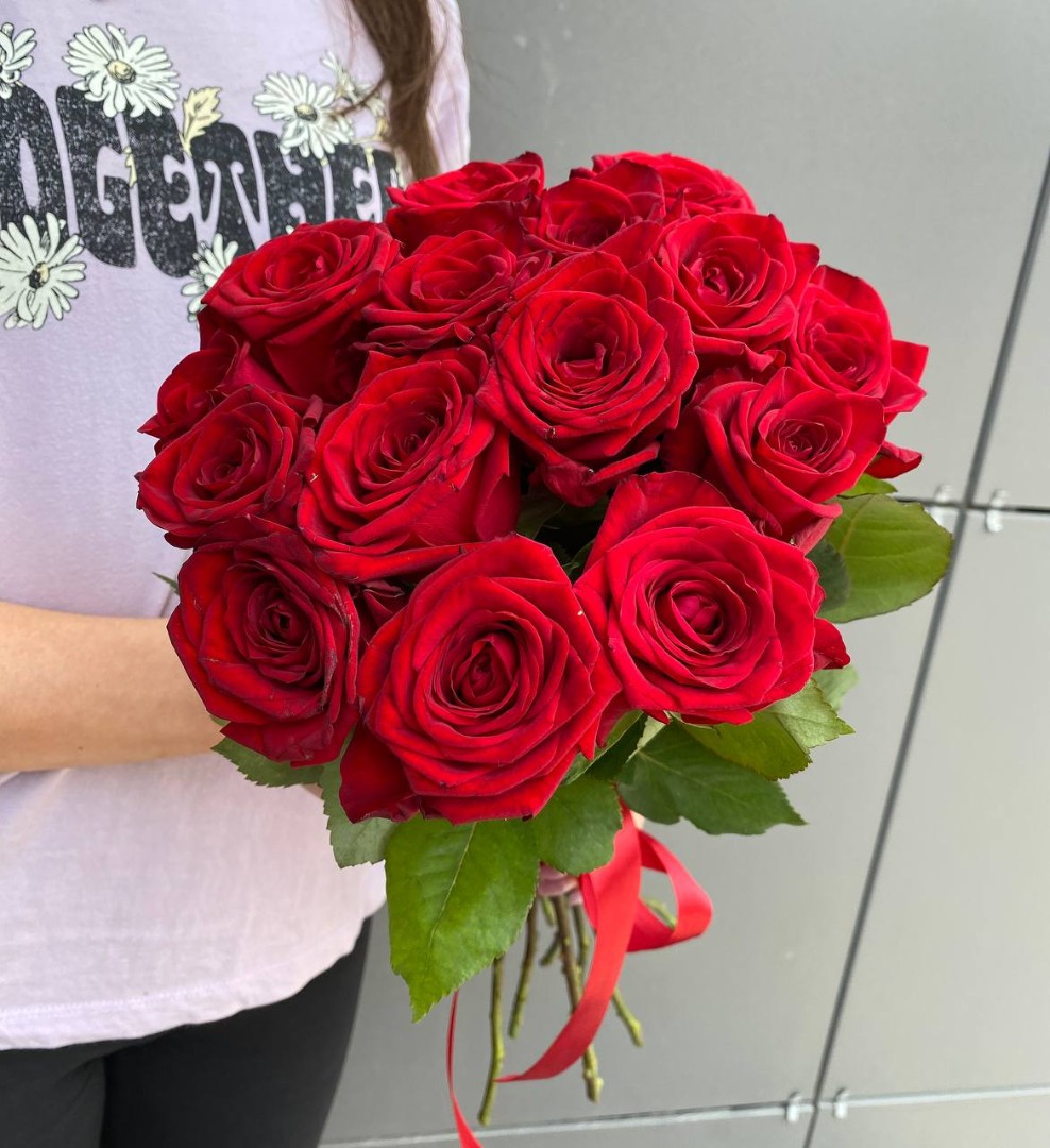 Букет 15 роз Ред Наоми (Red Naomi)