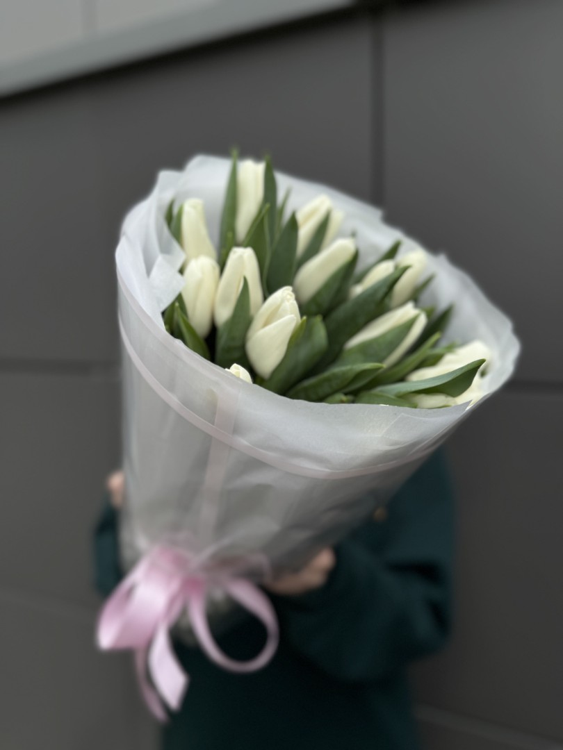15 белых тюльпанов
