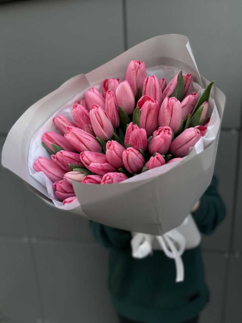 35 розовых тюльпанов