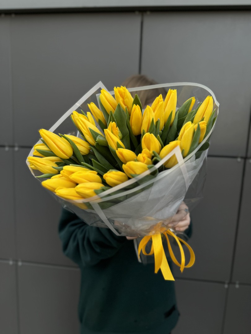 35 желтых тюльпанов