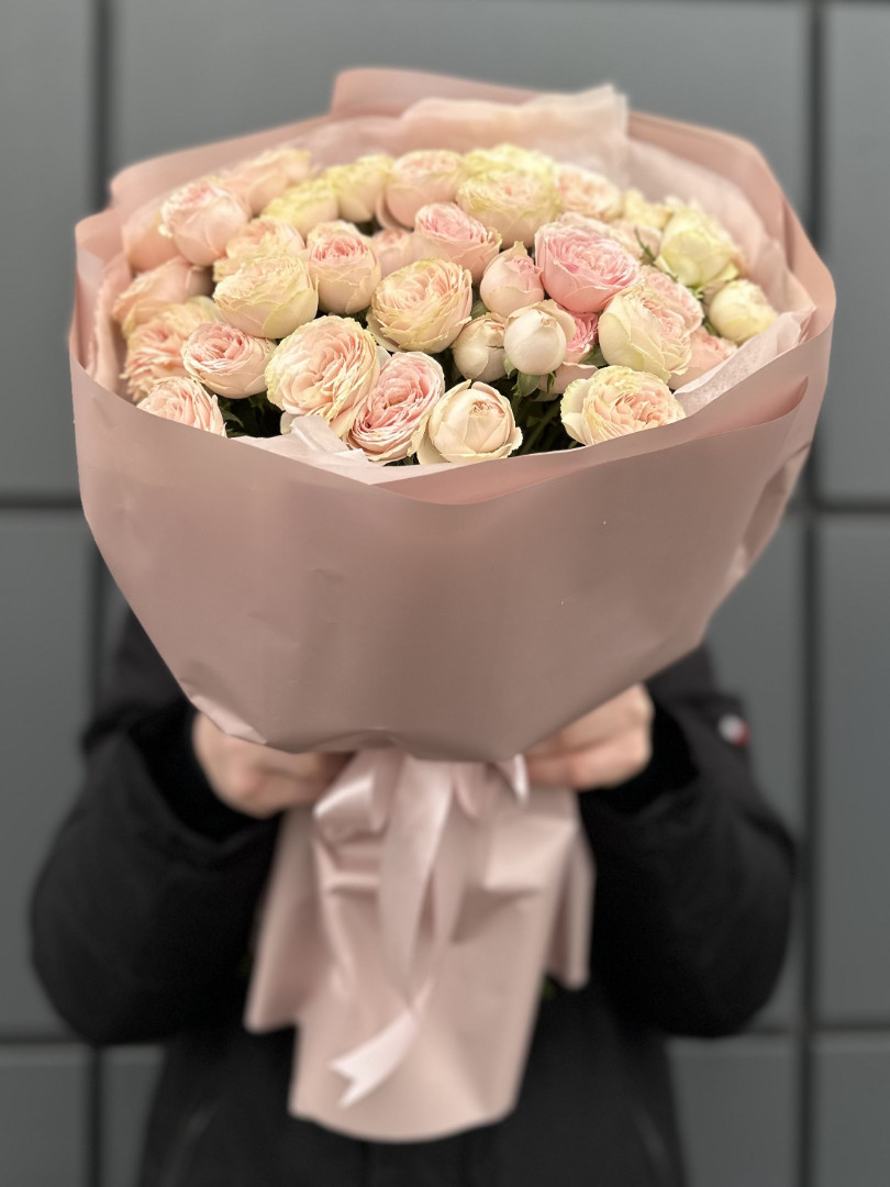 11 веток кустовых роз Свит Жизель (Sweet Giselle)
