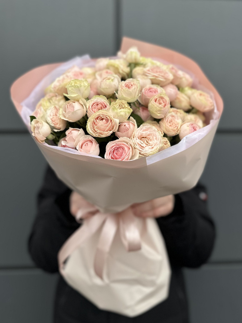 15 веток кустовых роз Свит Жизель (Sweet Giselle)