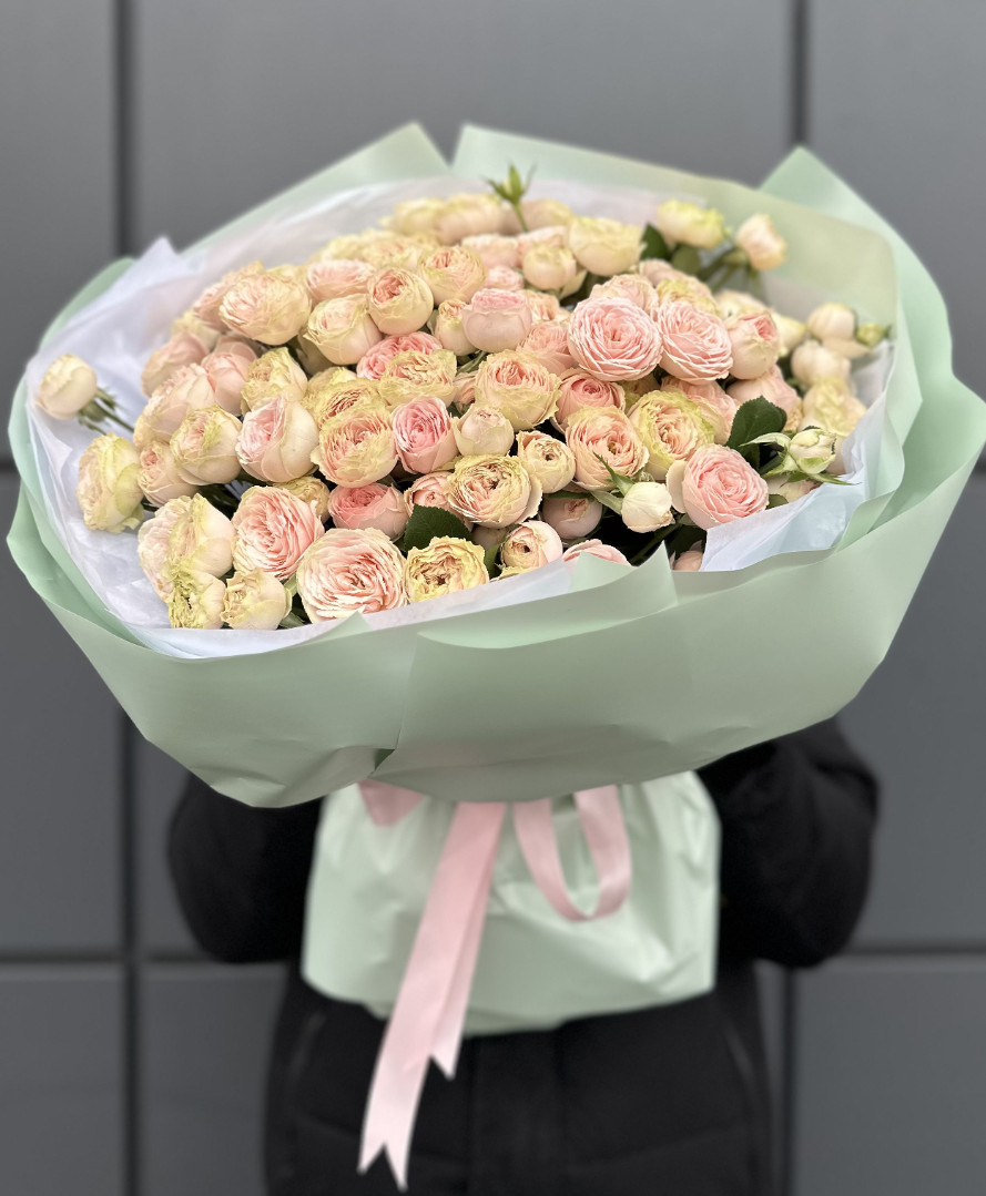 25 веток кустовых роз Свит Жизель (Sweet Giselle)
