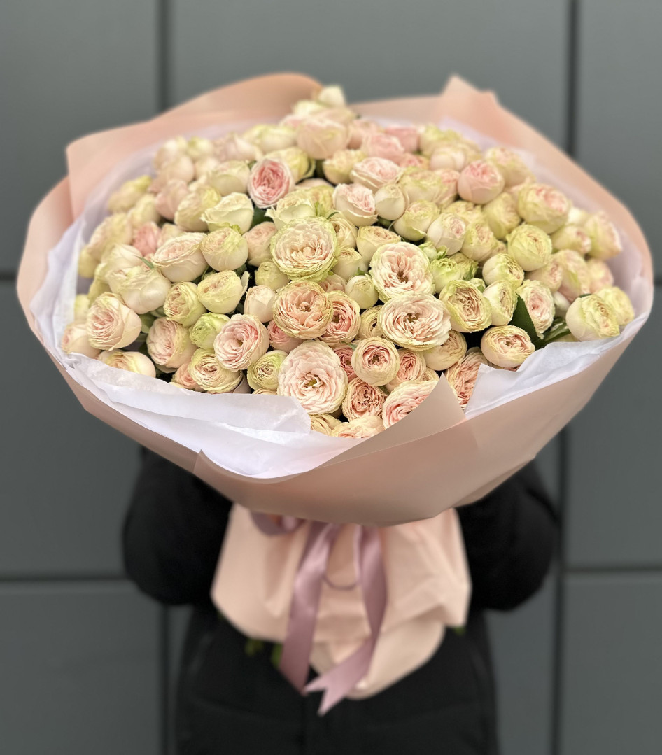 35 веток кустовых роз Свит Жизель (Sweet Giselle)